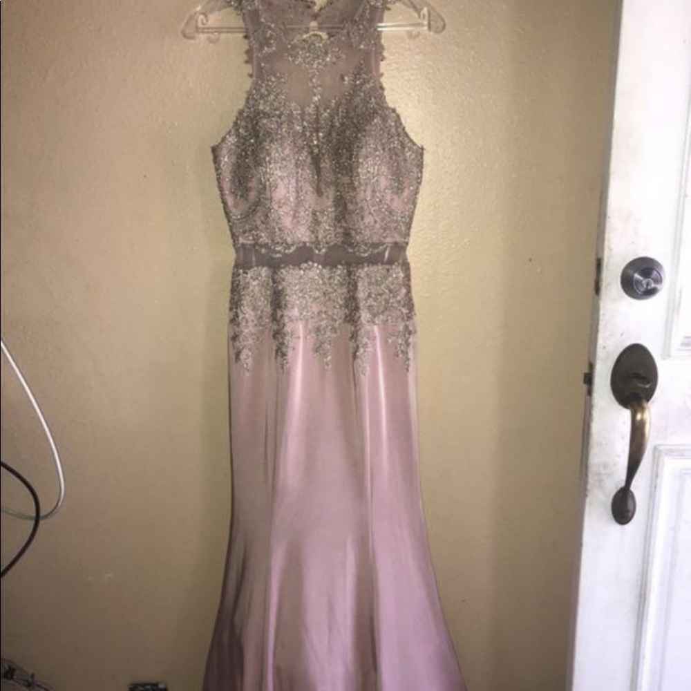 Formal dress - Picture 1 of 6
